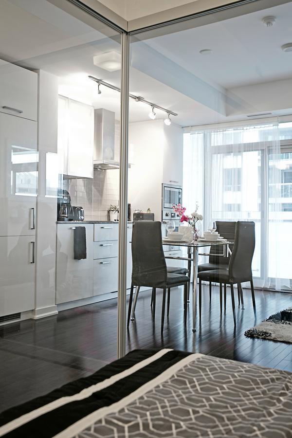 Royal Stays Condominiums - Upscale Downtown Suites Toronto Buitenkant foto